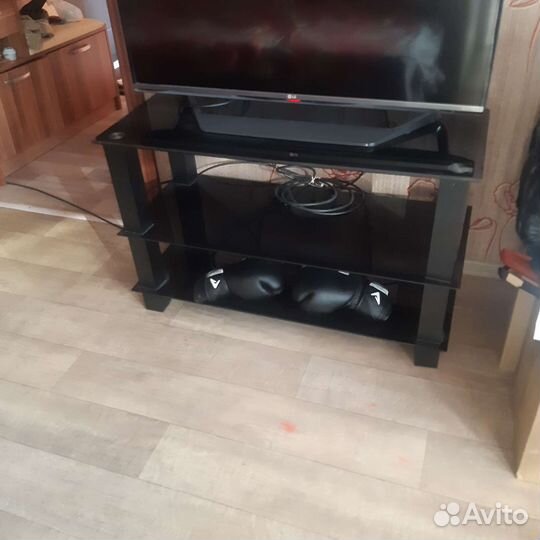 Стеклянная тумба под тв
