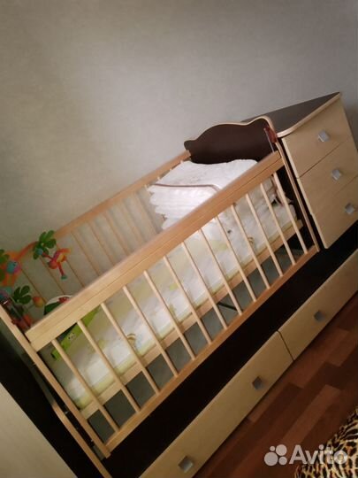 Детская кровать ,мобиль, матрас, белье