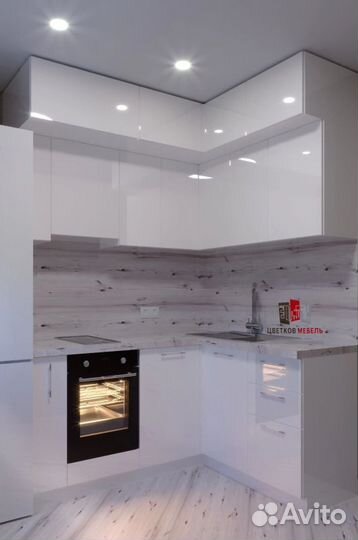 Кухня с антресолями до потолка артикул 63706