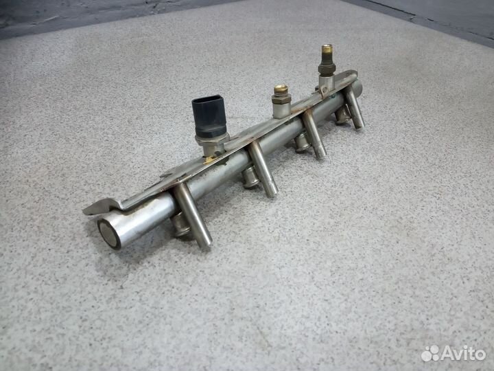 Топливная рампа с датчиком WV Passat B6 2.0 tfsi