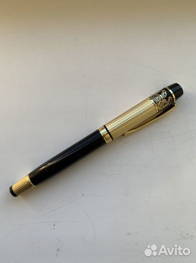 Перьевая ручка черная с золотом