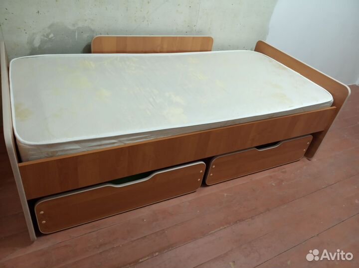 Кровать с матрасом бу