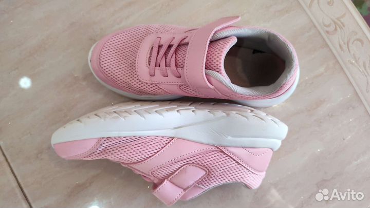 Кроссовки женские