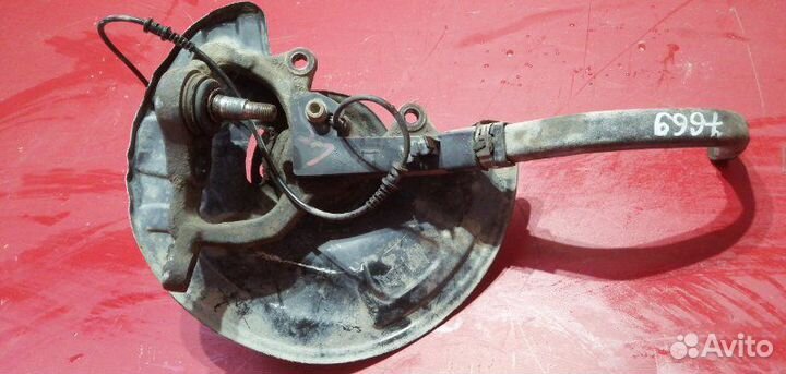 Поворотный кулак (со ступицей в сборе) передний