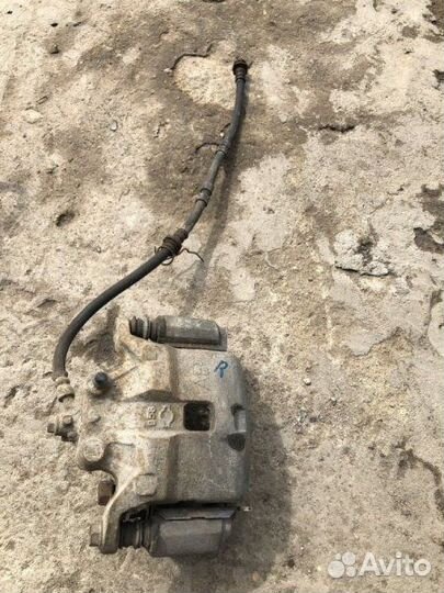 Суппорт передний правый Nissan Cefiro A33