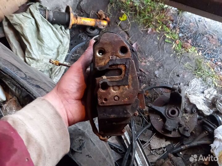 Kia spectra Замок передний правый двери