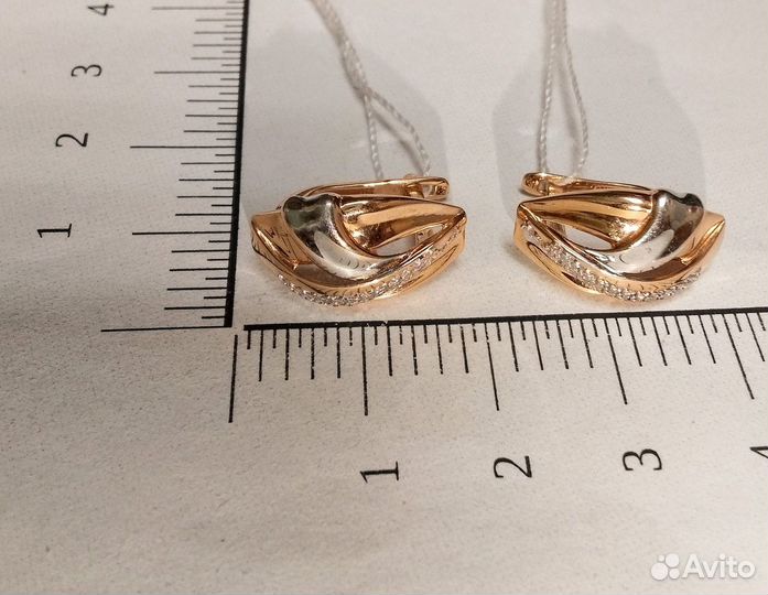 Золотые серьги с камнем