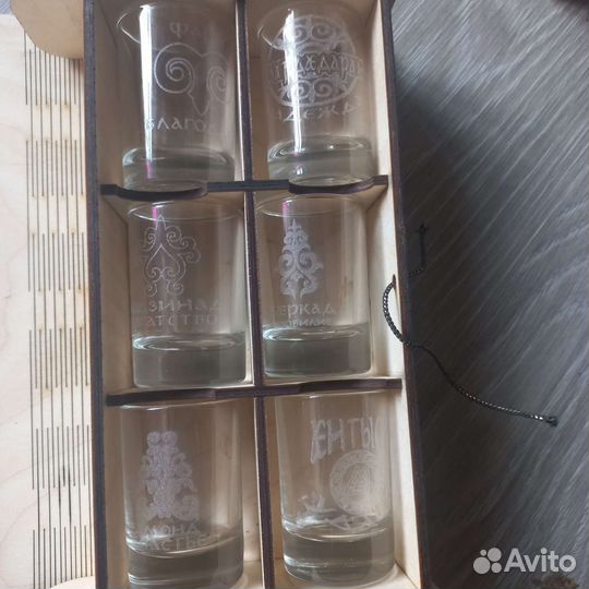 Деревянная коробочка с гравированными стаканчиками