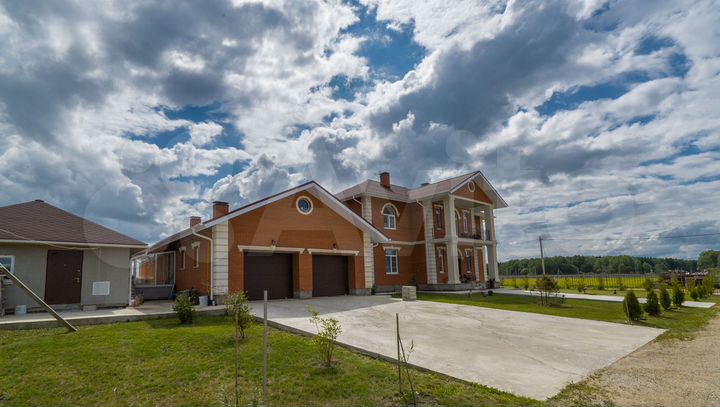 Дом 1400 м² на участке 2,4 га