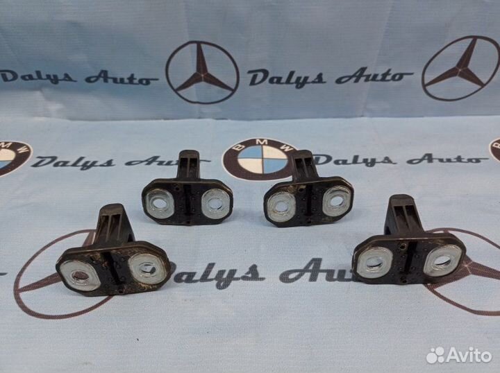 Петля замка двери Mercedes-Benz E-Class W211