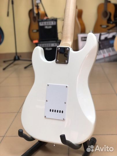 Электрогитара в белом цвете fabio