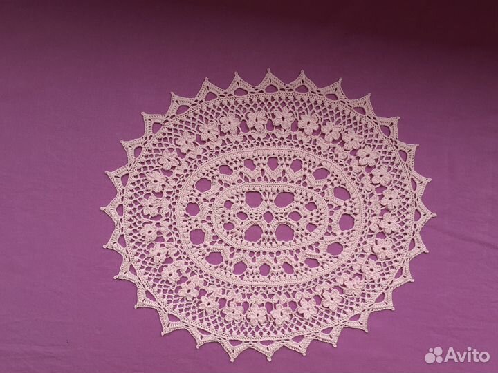 Вязаная салфетка на стол