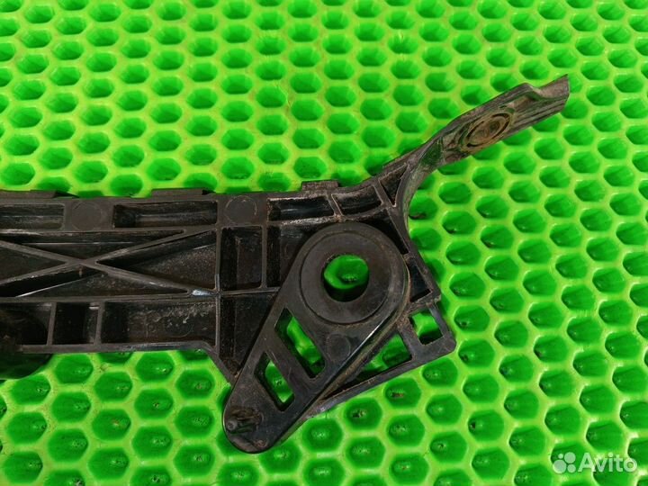 Кронштейн переднего правого R бампера Mazda 6