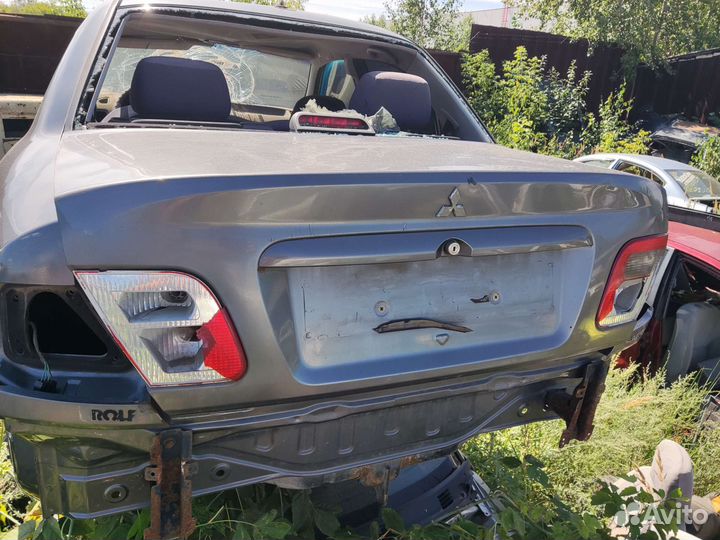 Крышка багажника mitsubishi carisma 2001год