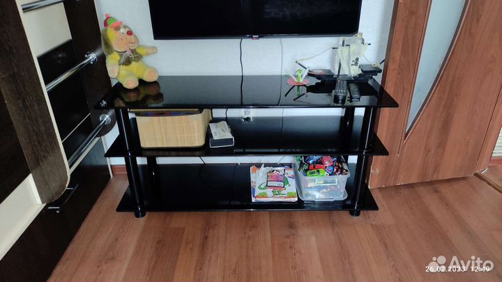 Стеклянная тумба под тв и аппаратуры