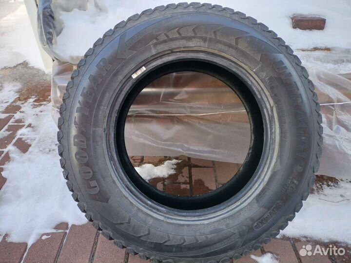 Goodyear UltraGrip Ice Arctic SUV 215/70 R16