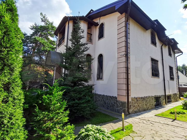 Коттедж 330 м² на участке 6 сот.