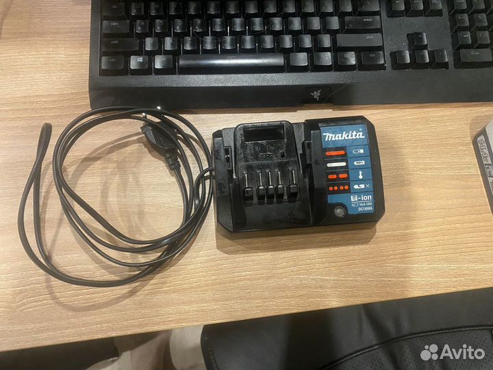 Зарядное устройство для шуруповерта makita