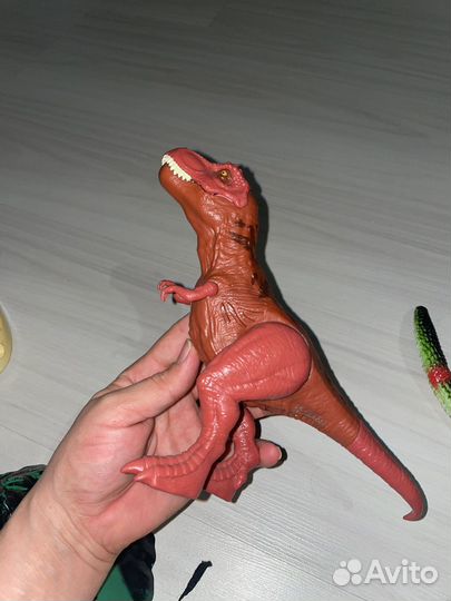Динозавр игрушечный