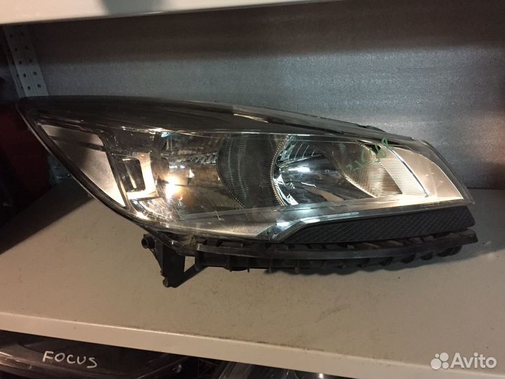 Фара правая галоген Ford Kuga 2016