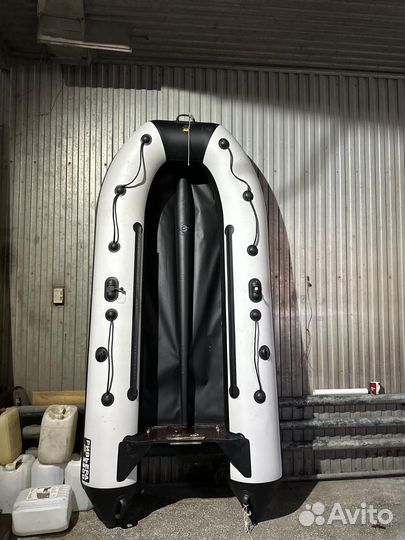 Лодка Ривьера 3200