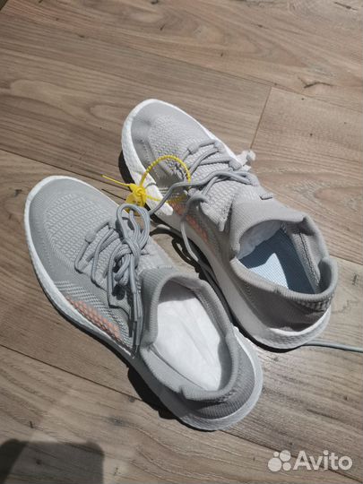 Кроссовки женские