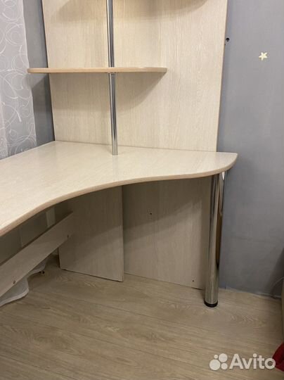 Угловой письменный стол с полками