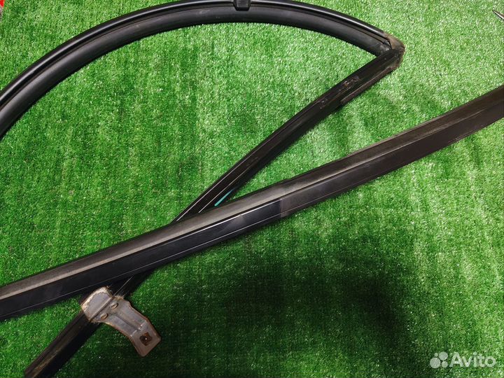 Направляющая резинка стекла Nissan Sunny