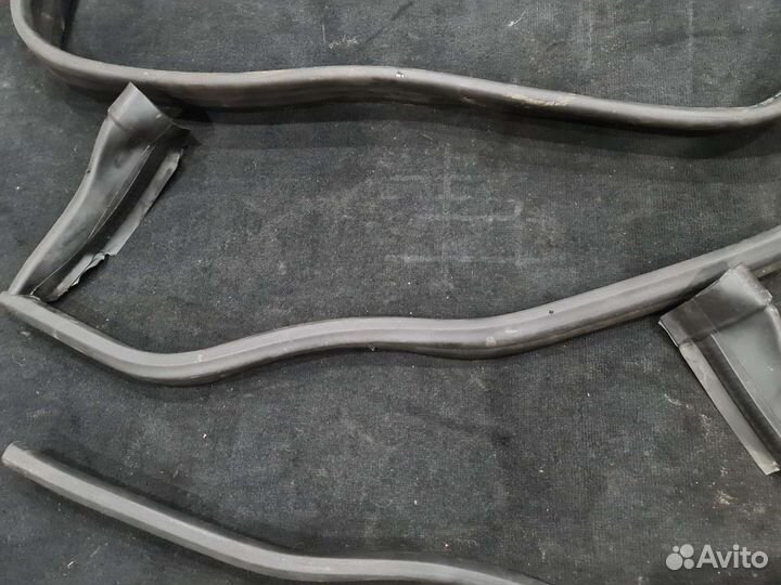 Уплотнитель капота Mercedes W212 дорест