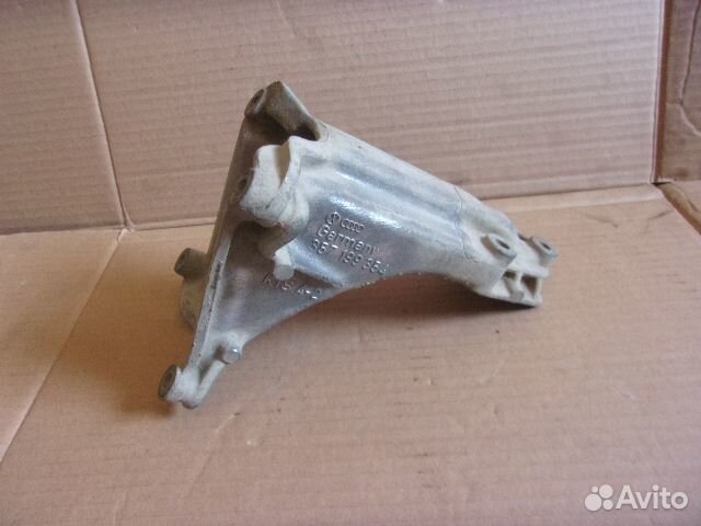 VW Passat B3 / B4, 88-96г. кронштейн задний правый