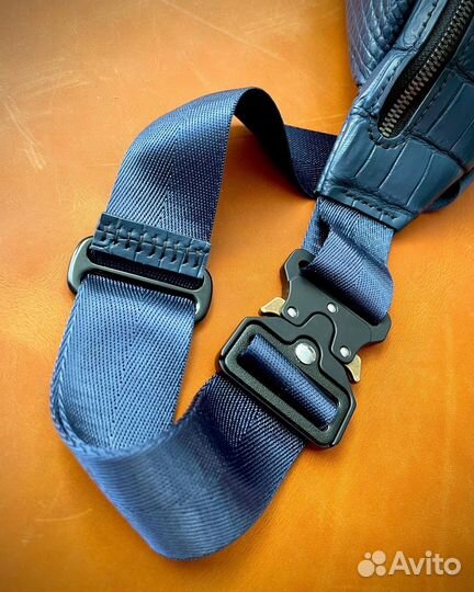 Поясная сумка из кожи крокодила