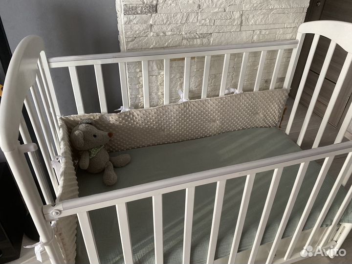 Детская кроватка с маятником