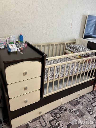 Детская кроватка с маятником и ящиком