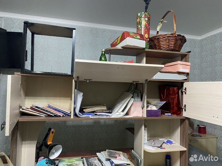 Письменный стол с ящиками и полками