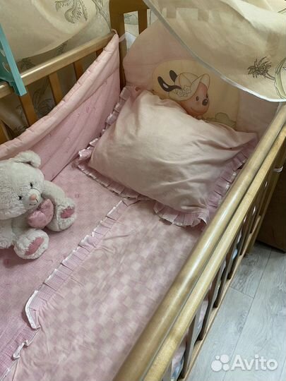 Детская кроватка с маятником и ящиком