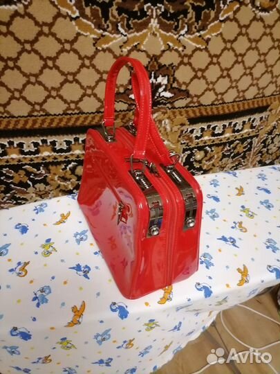 Красная лакированная сумочка