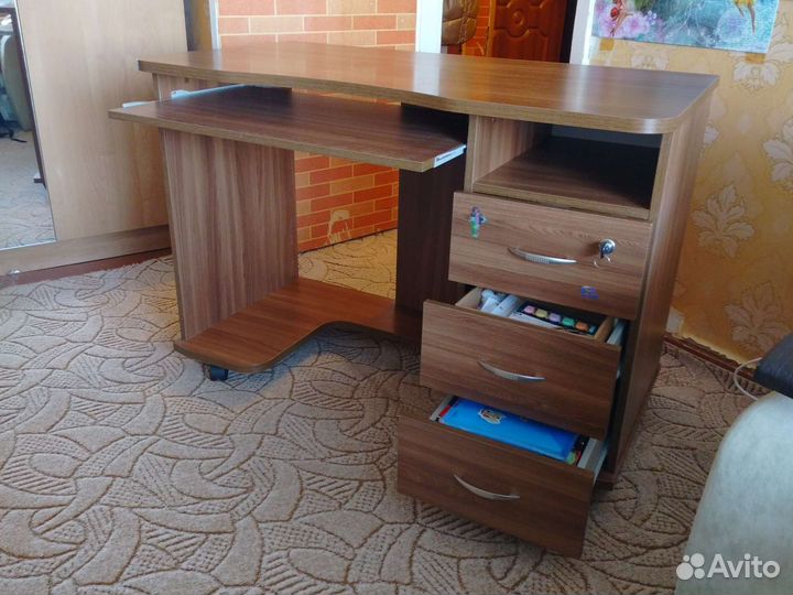 Письменный стол для школьника новый