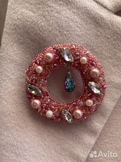 Брошь ручной работы из бисера