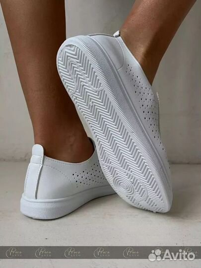 Кроссовки женские