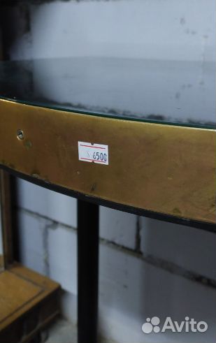 Полукруглый стол на металлическом подстолье