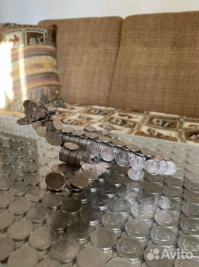 Самолёт сделанный из монет различных номиналов