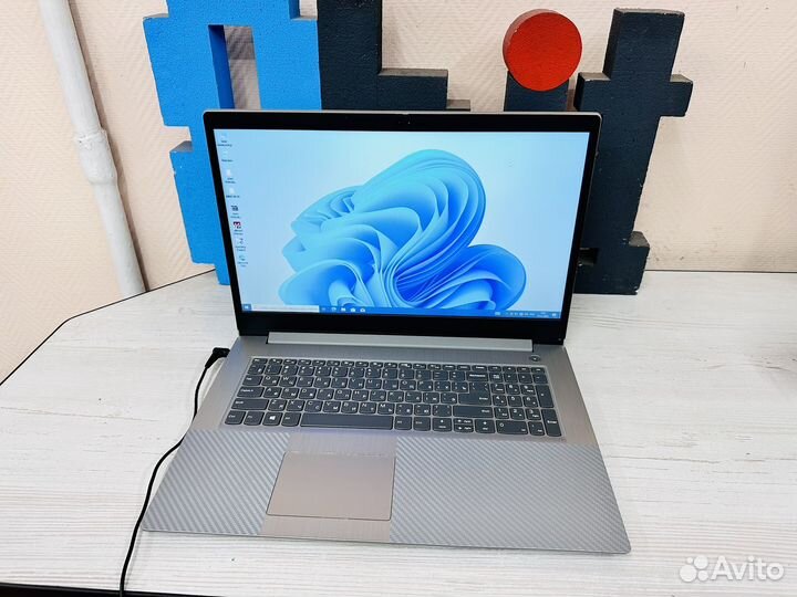 Свежий большой ноутбук 17