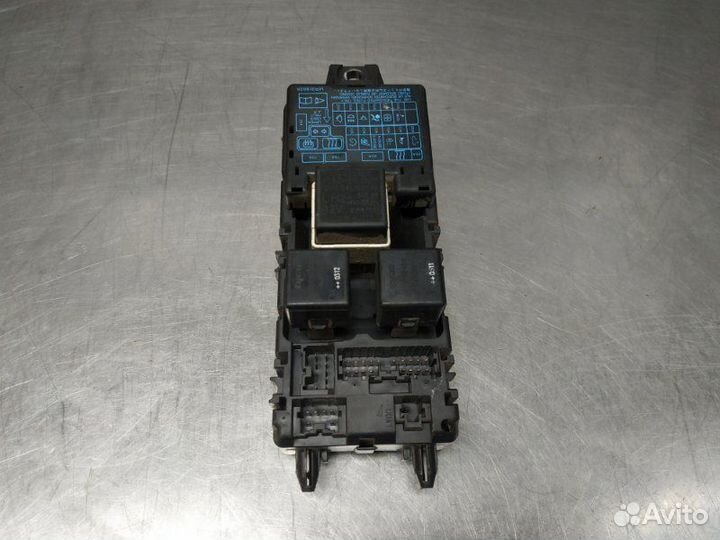 Блок предохранителей салона Mitsubishi Carisma DA1