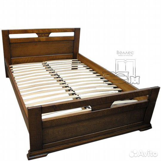 Двуспальная деревянная кровать