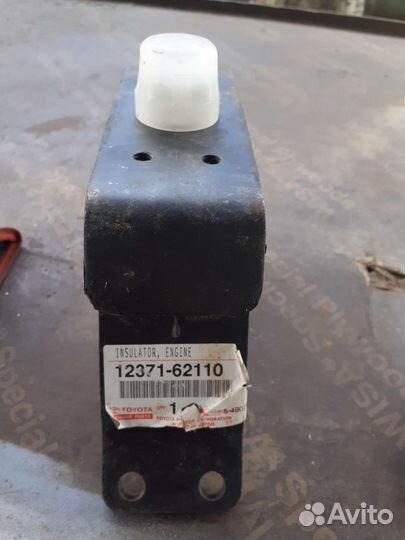 Подушка двигателя toyota LC 90