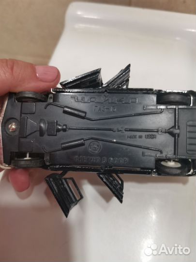 Коллекционная машинка Чайка Газ-13