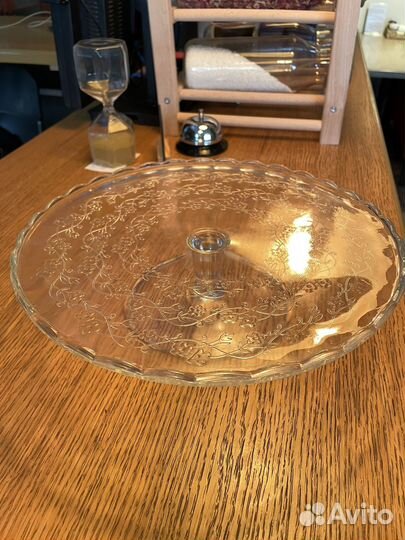 Тортовница на ножке с крышкой