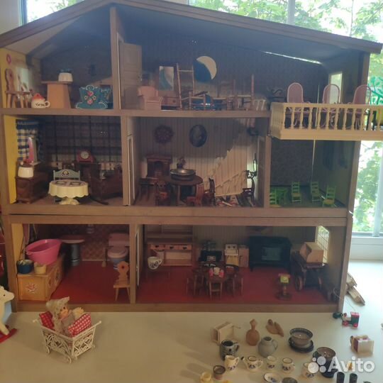 Кукольный домик с мебелью, посудой, цветами и кукл