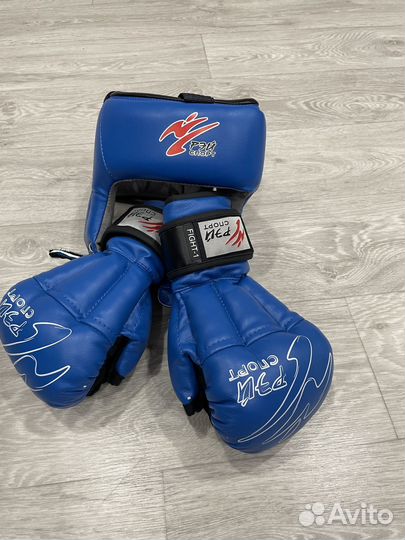 Перчатки и шлем для рукопашного боя