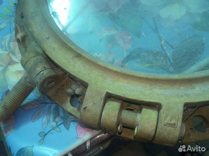 Цвет -мет -иллюминатор-старый